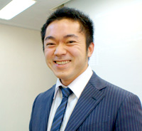 兒玉 伊佐央 氏